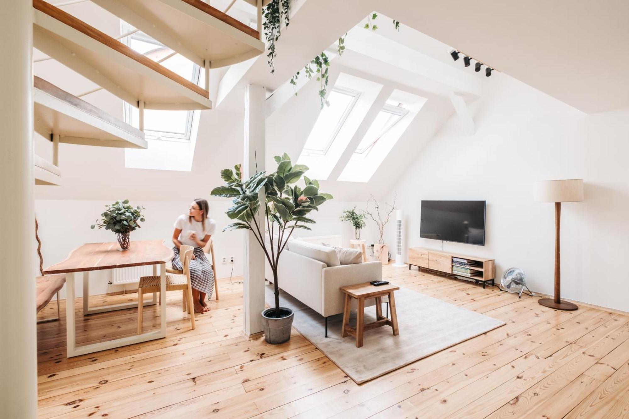 Modern Sunlit Loft With A/c In Prime Location Apartment