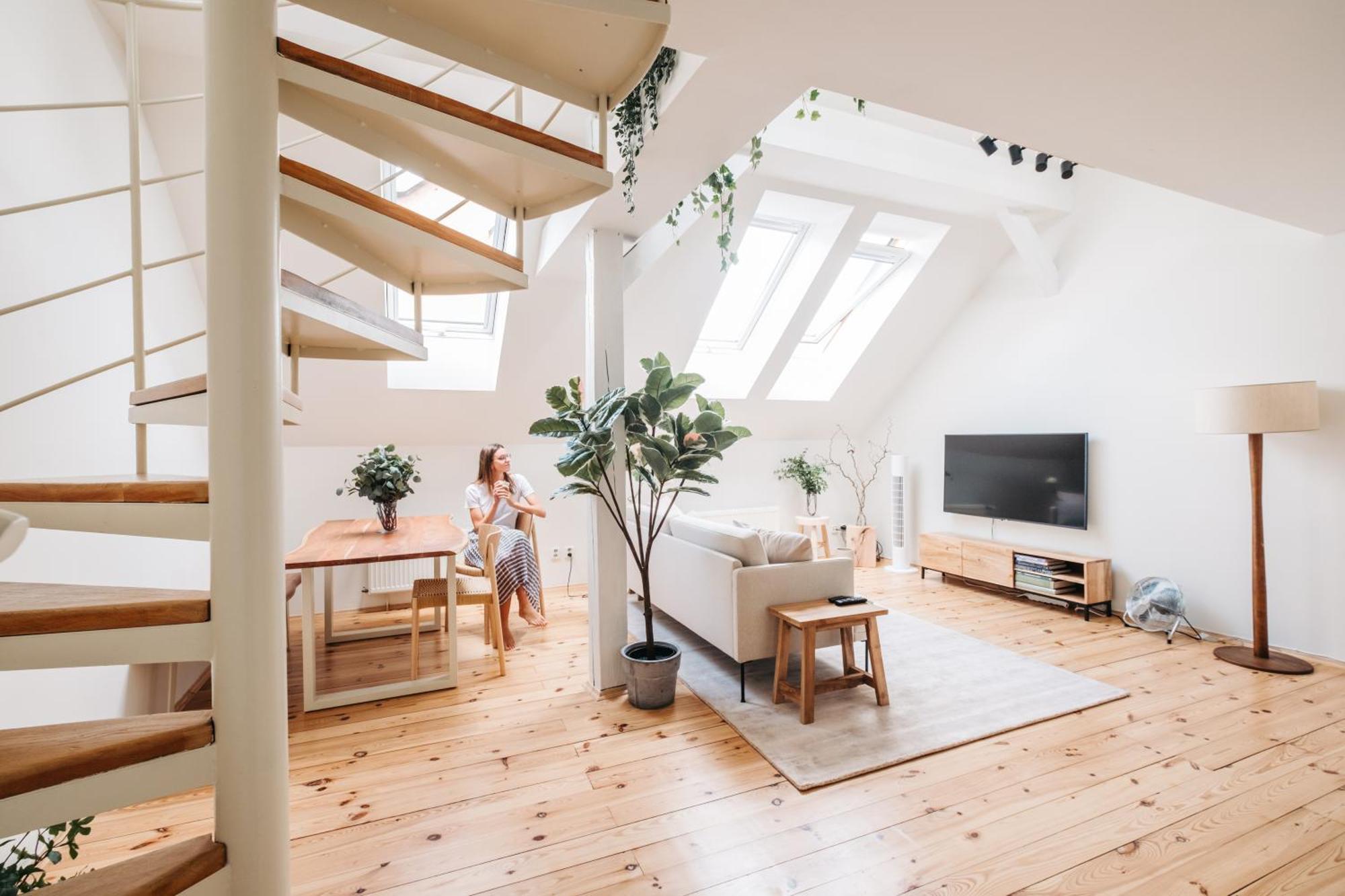 Modern Sunlit Loft With A/c In Prime Location Apartment *