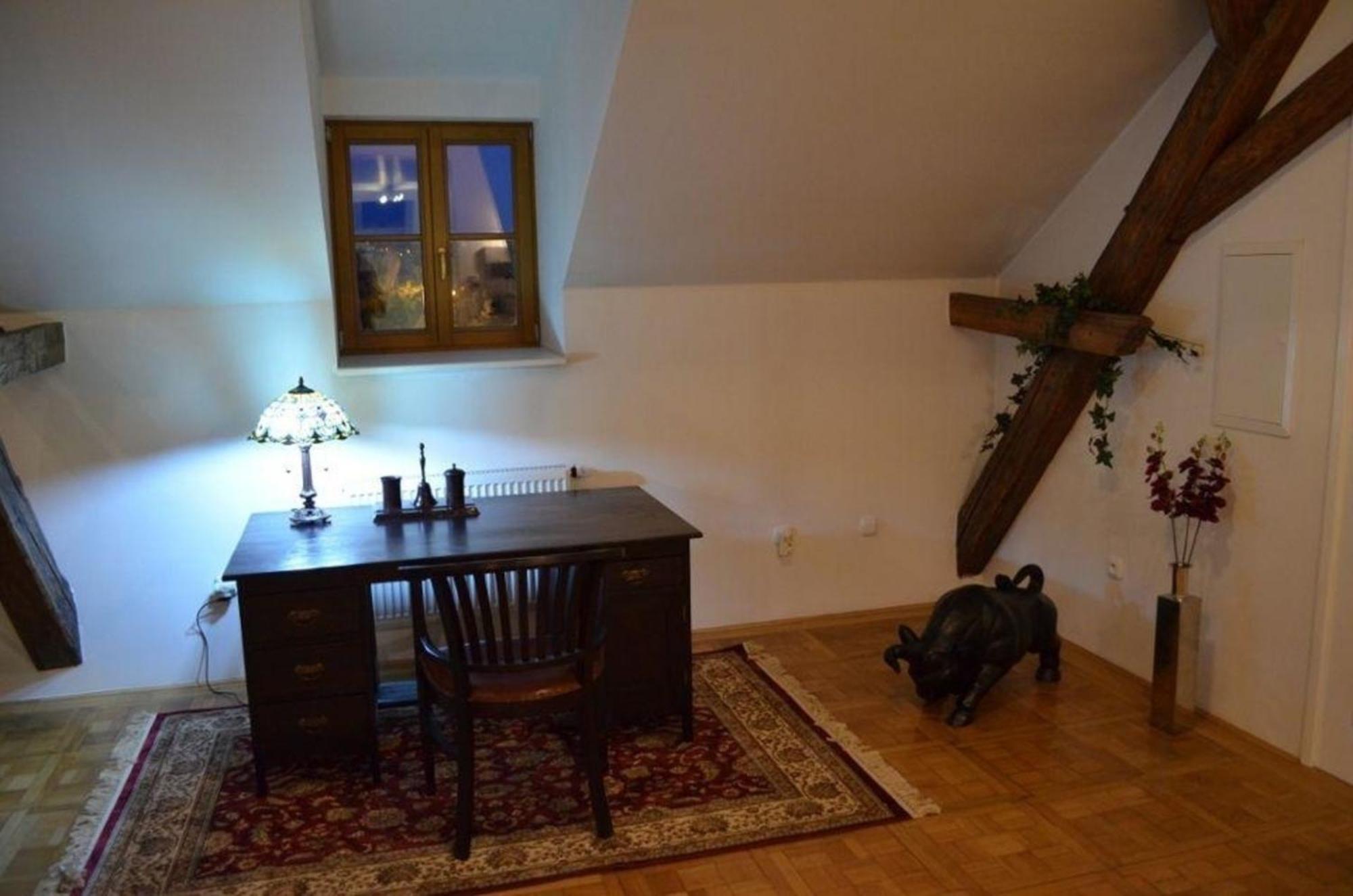 Geraeumiges, Helles Fuer 7 Personen Prague