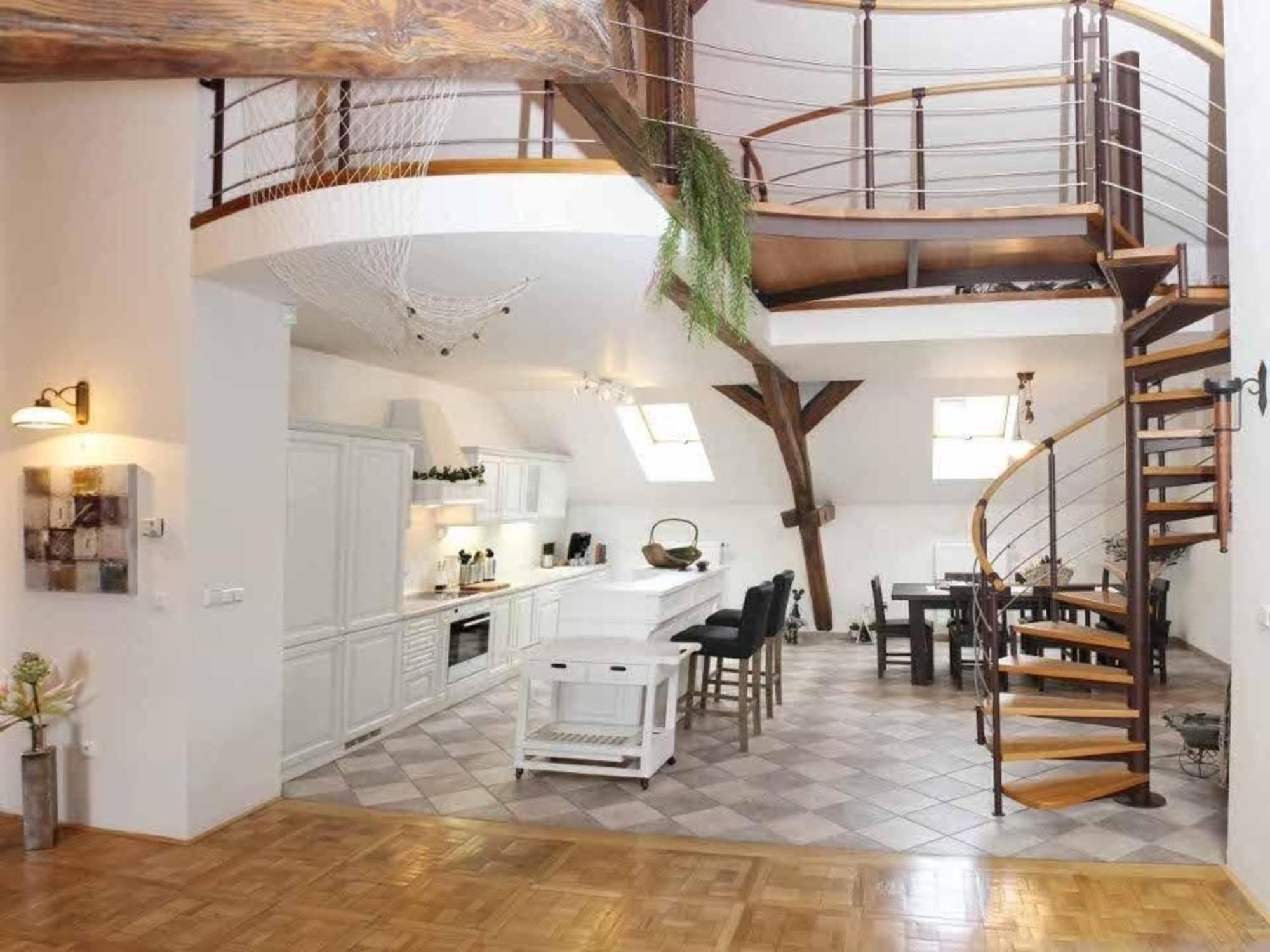 Geraeumiges, Helles Fuer 7 Personen Prague