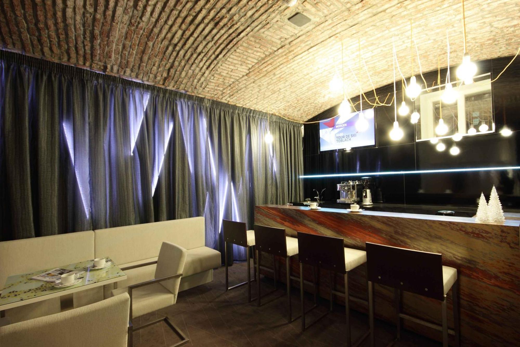 Hotel Pure White