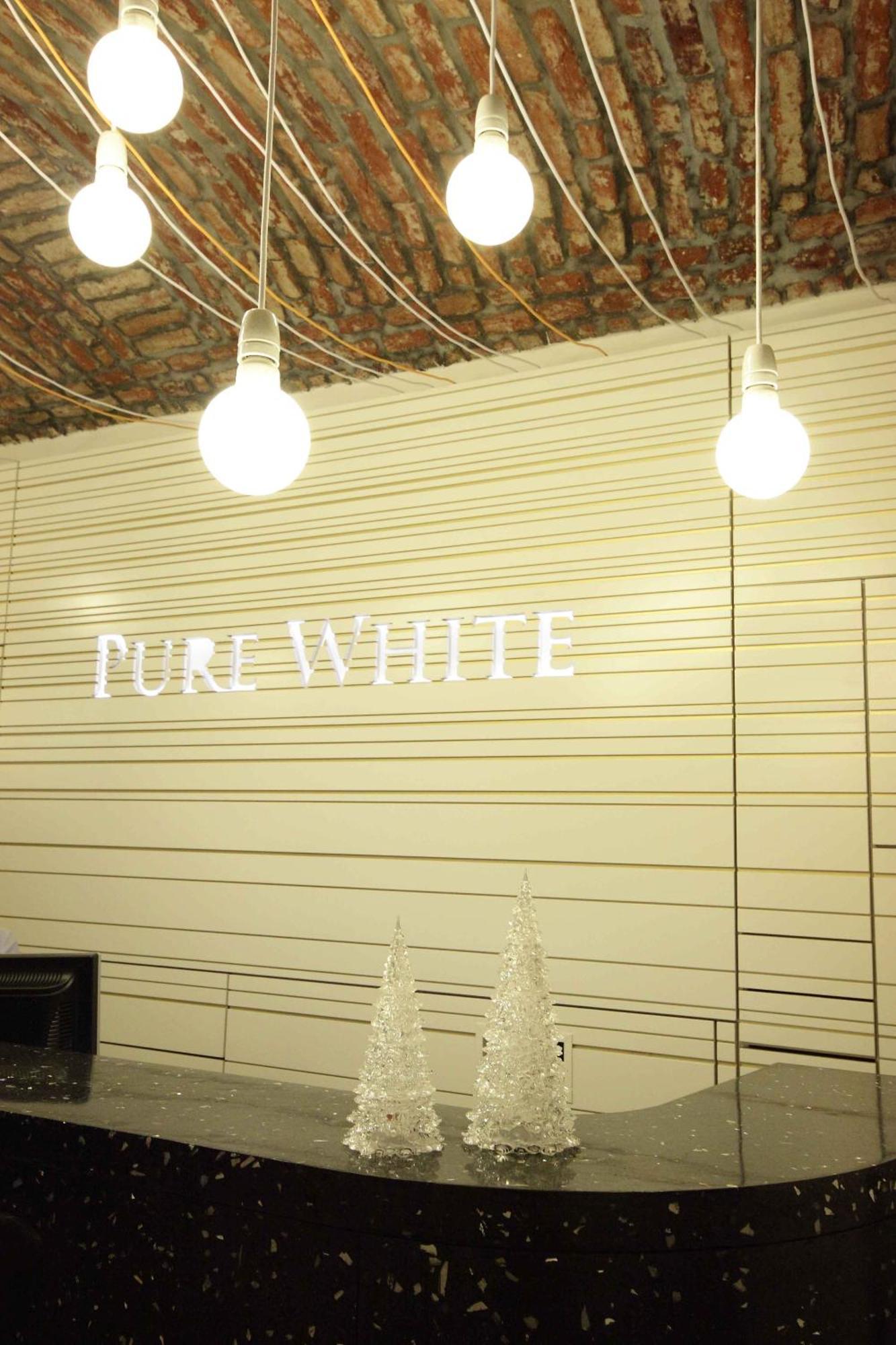 Hotel Pure White