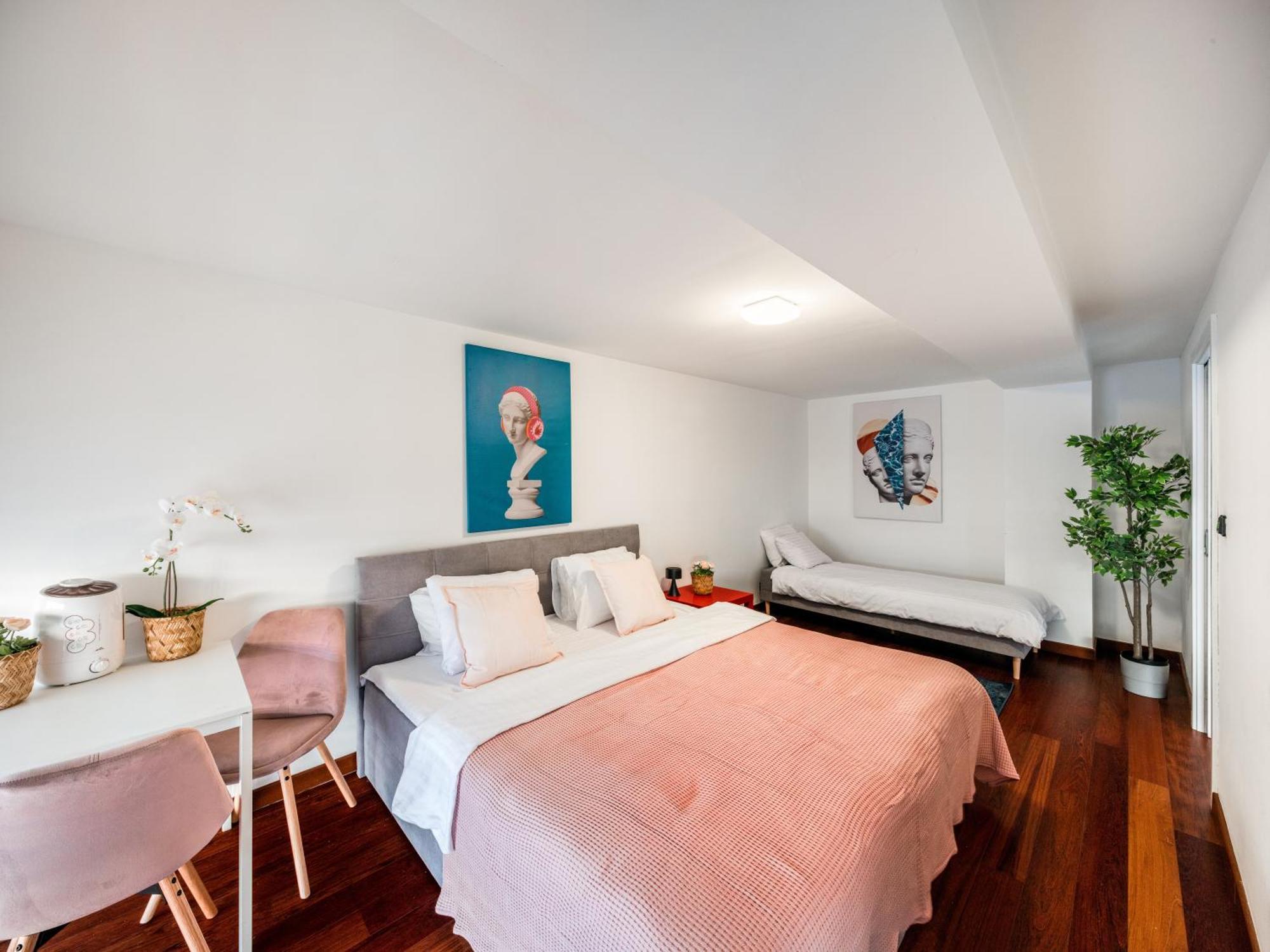 Apartment 2-level On Krizikova Near The Metro Prague