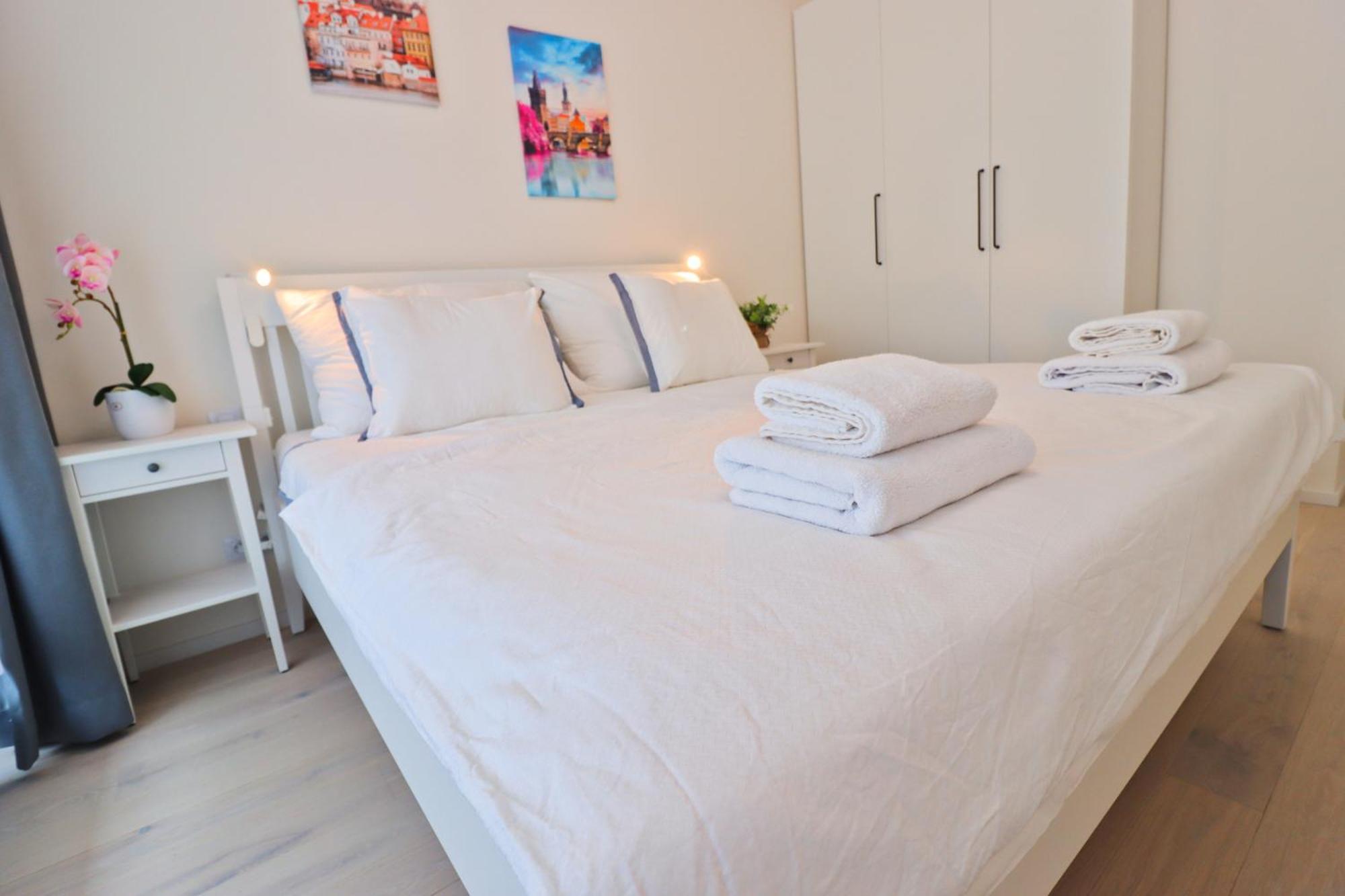 Apartment Sunny In Smichov, 5 Prague