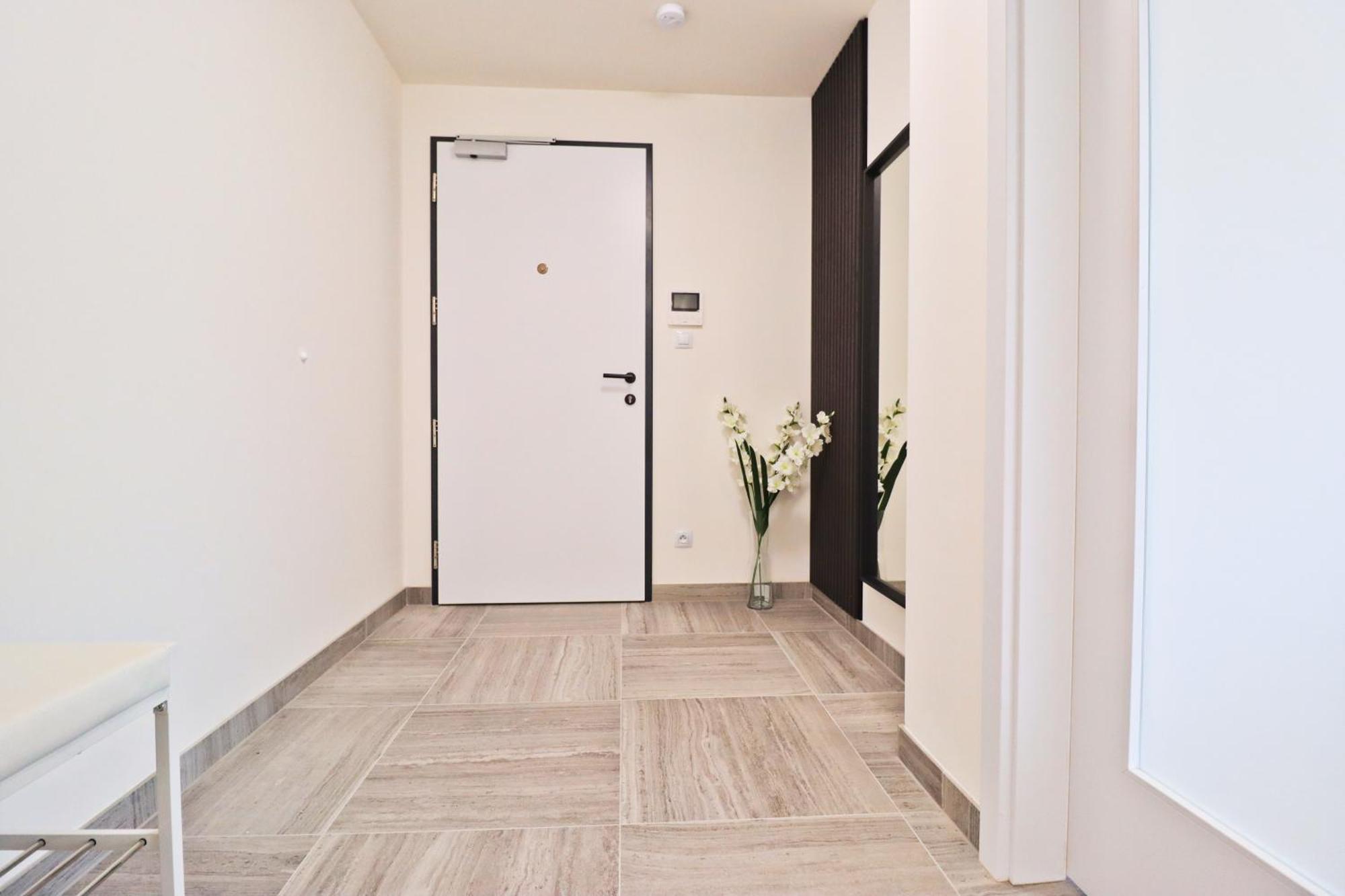 Apartment Sunny In Smichov, 5 Prague