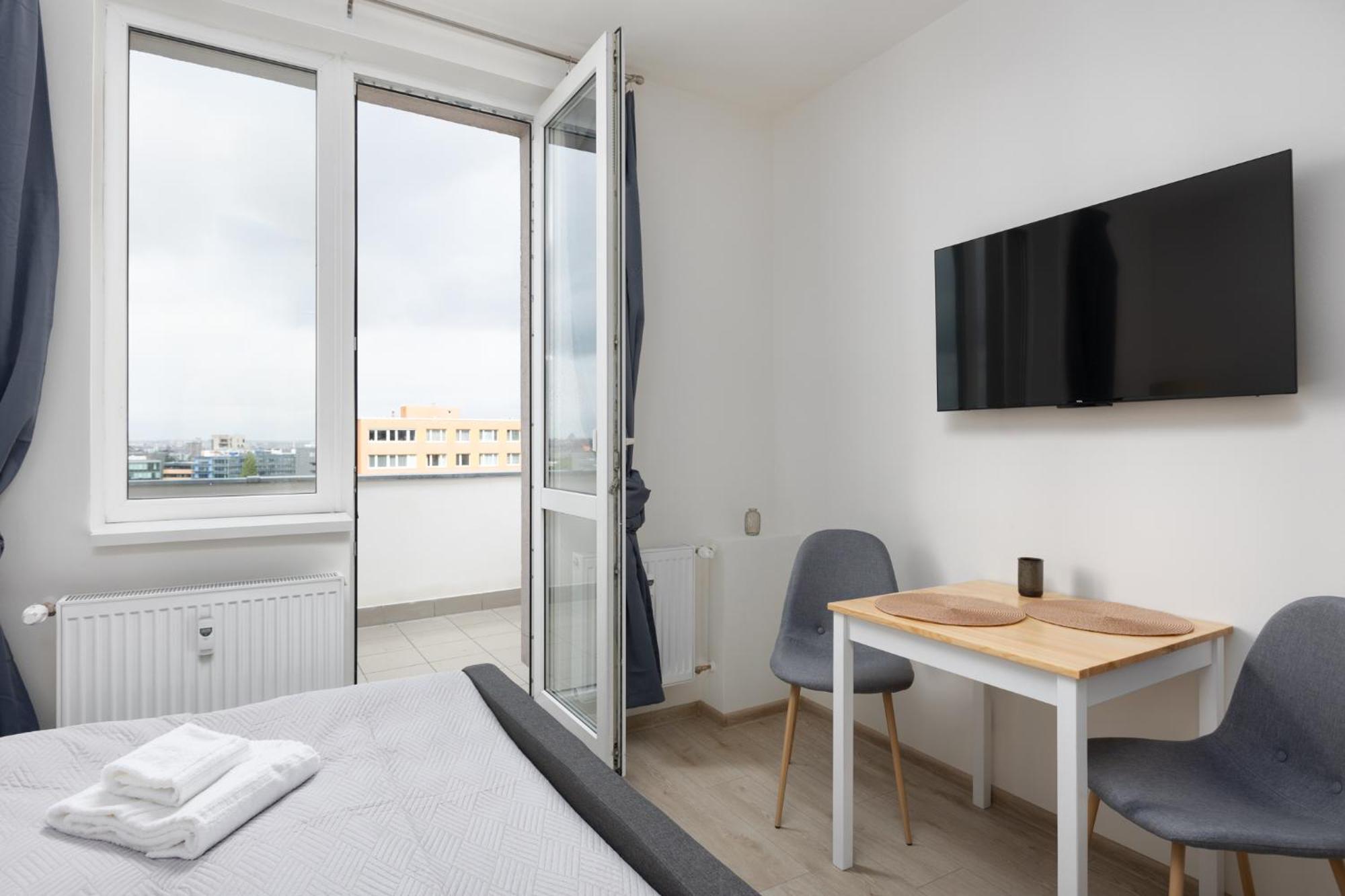 Apartamento U Metra S Terasou