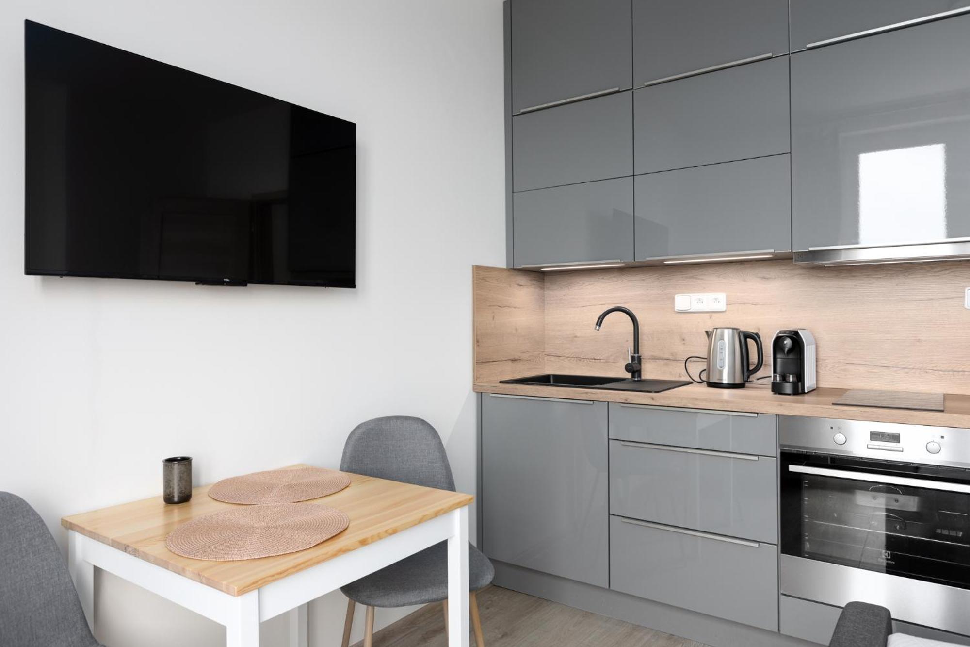 Apartamento U Metra S Terasou *