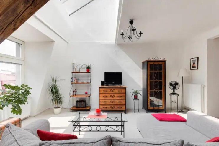 Lenka's Cozy Red + Lenka's Cozy Gold Prague