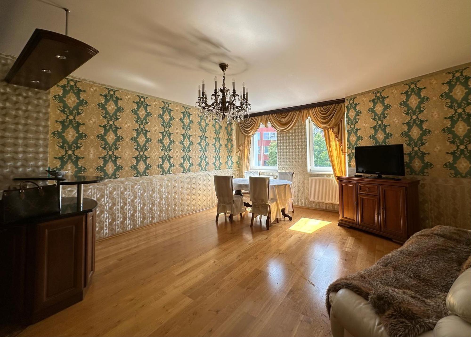 Emerald Apartment *
