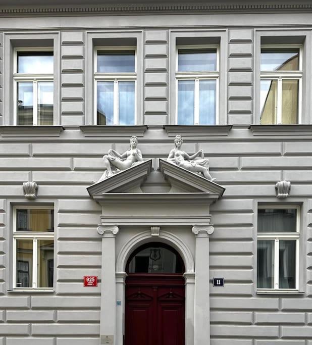 Authentic With Garden Apartment