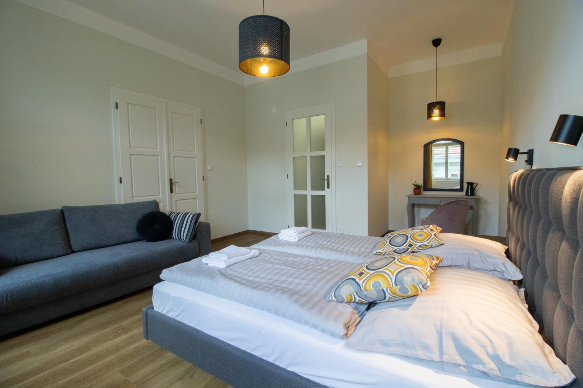 Spacious Cr Without Elevator Apartment