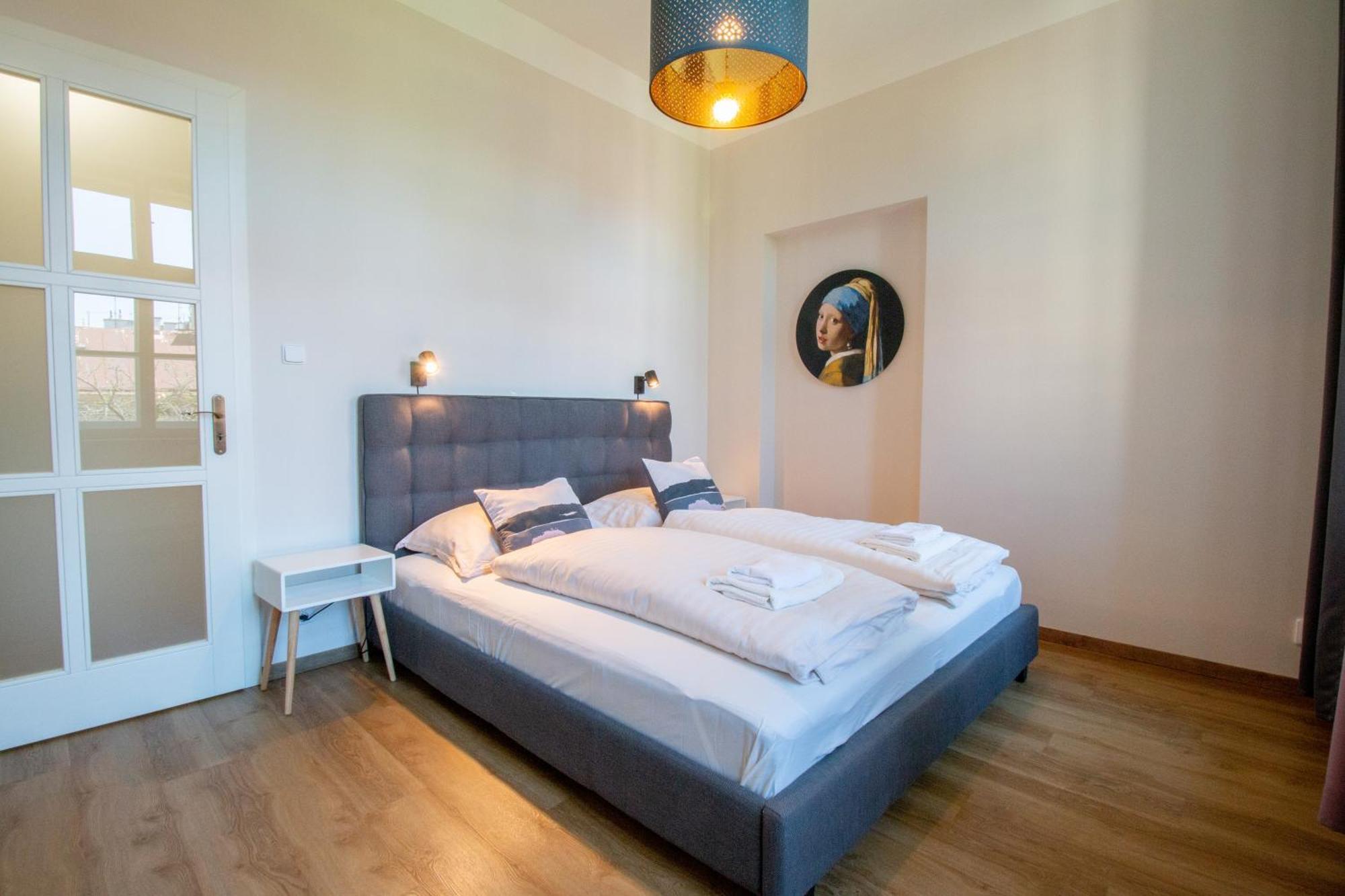 Spacious Cr Without Elevator Apartment *