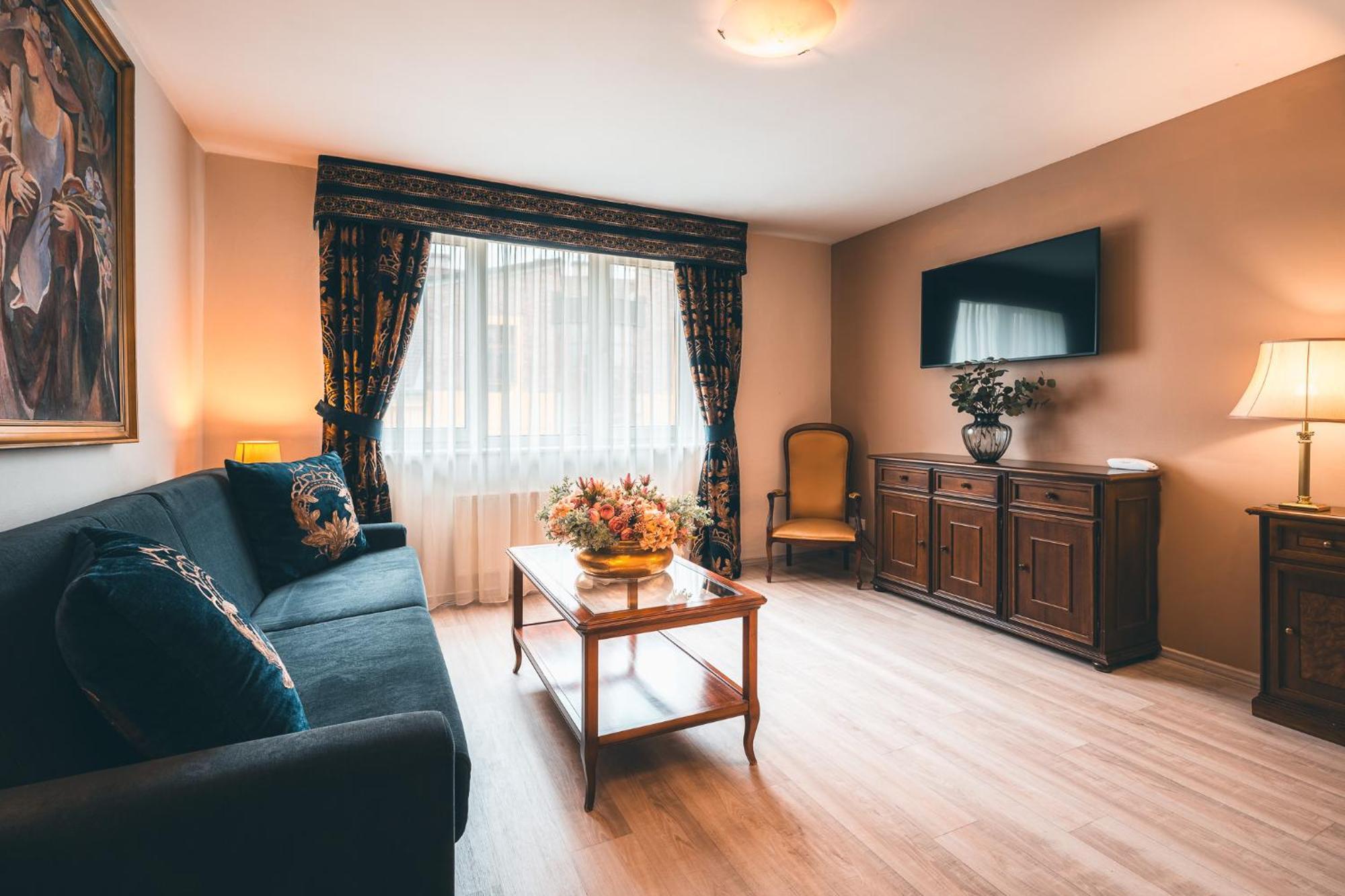 Julian Hotel 4*