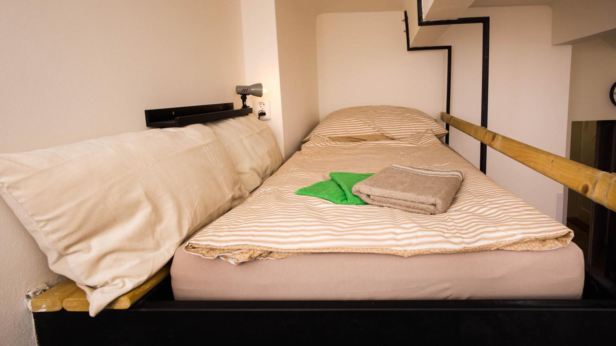 Flying Bed Close To Castle And Airport Daire