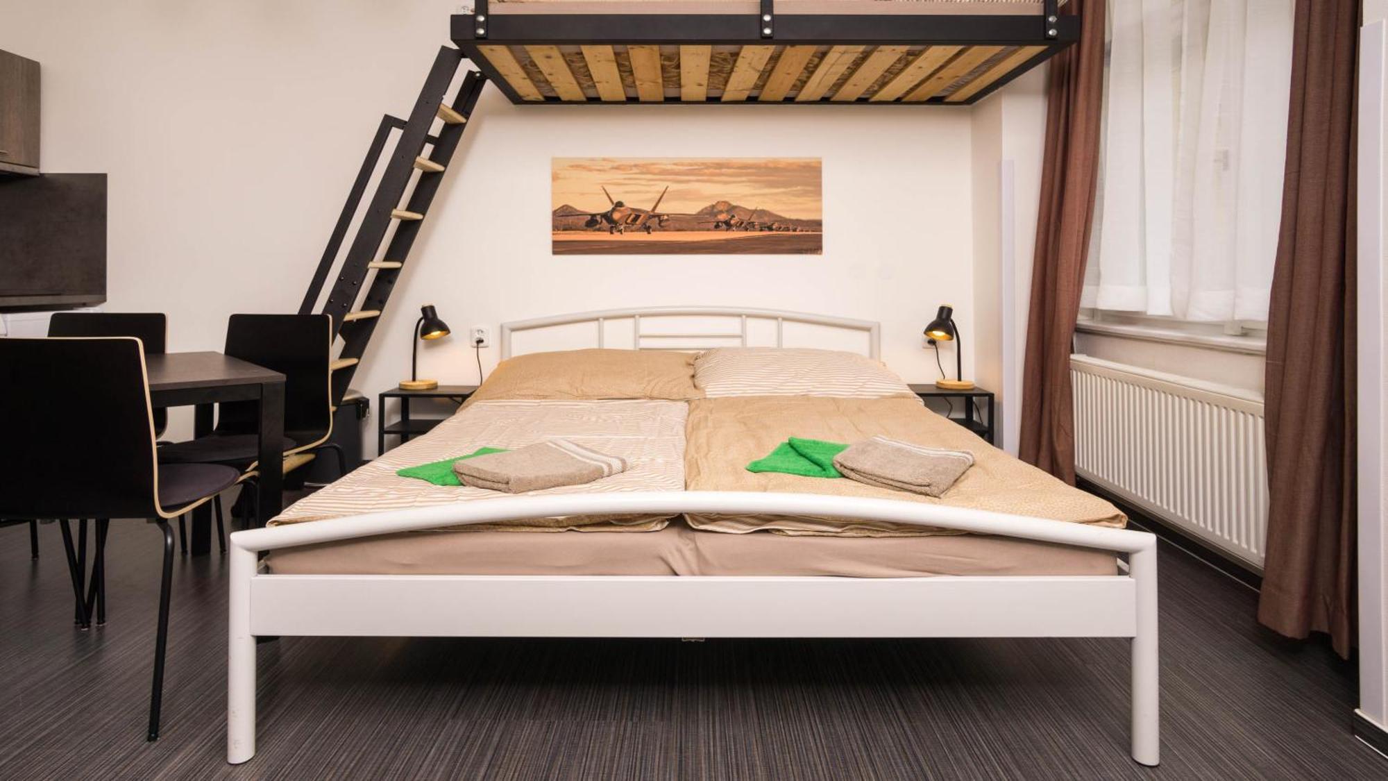 Flying Bed Close To Castle And Airport * Prag