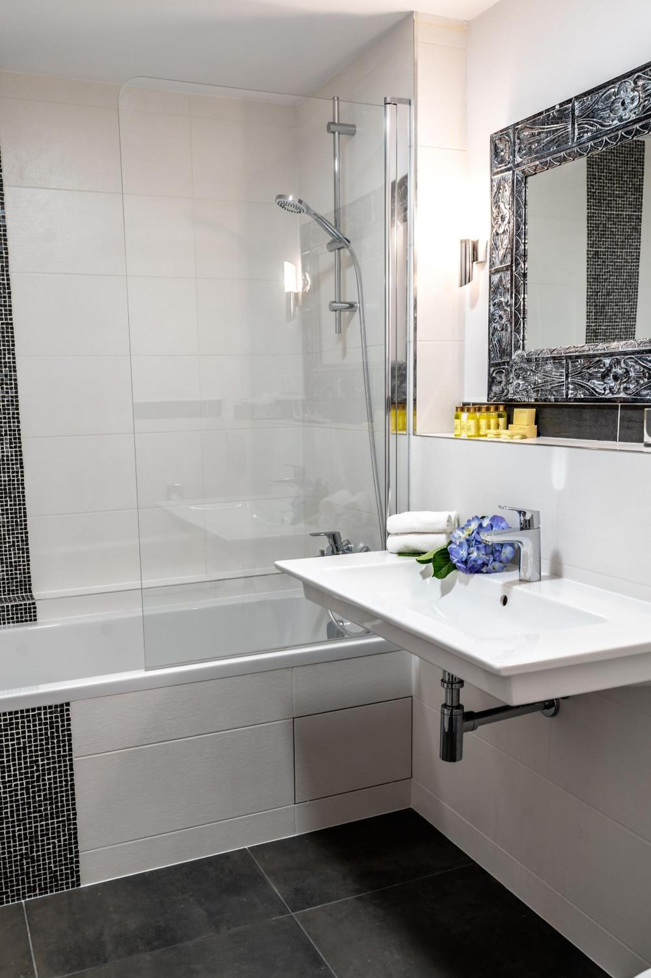 Julian Hotel 4*