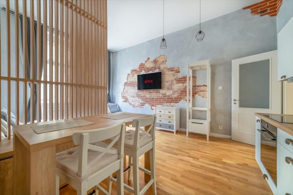 Apartment Chic Brick In Historic City By Rentez *