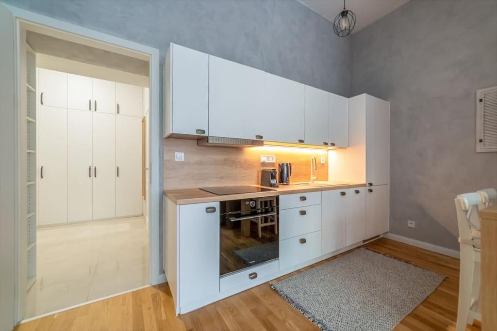 Apartment Chic Brick In Historic City By Rentez *