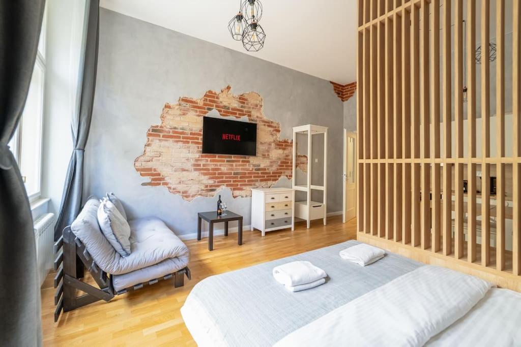 Chic Brick In Historic City By Rentez Apartment