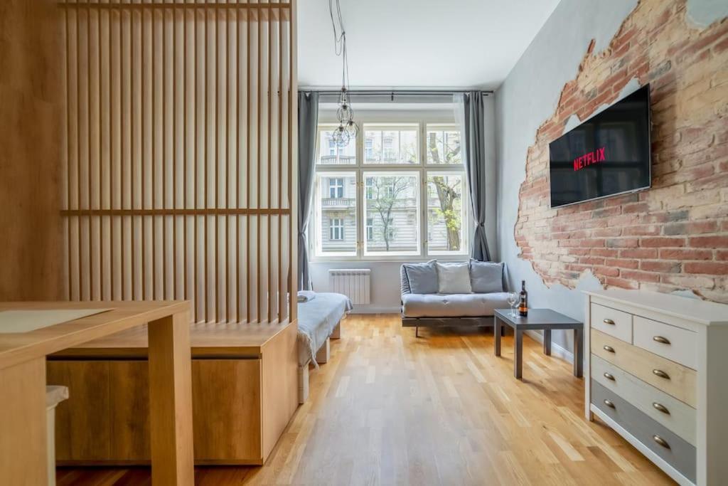 Apartment Chic Brick In Historic City By Rentez