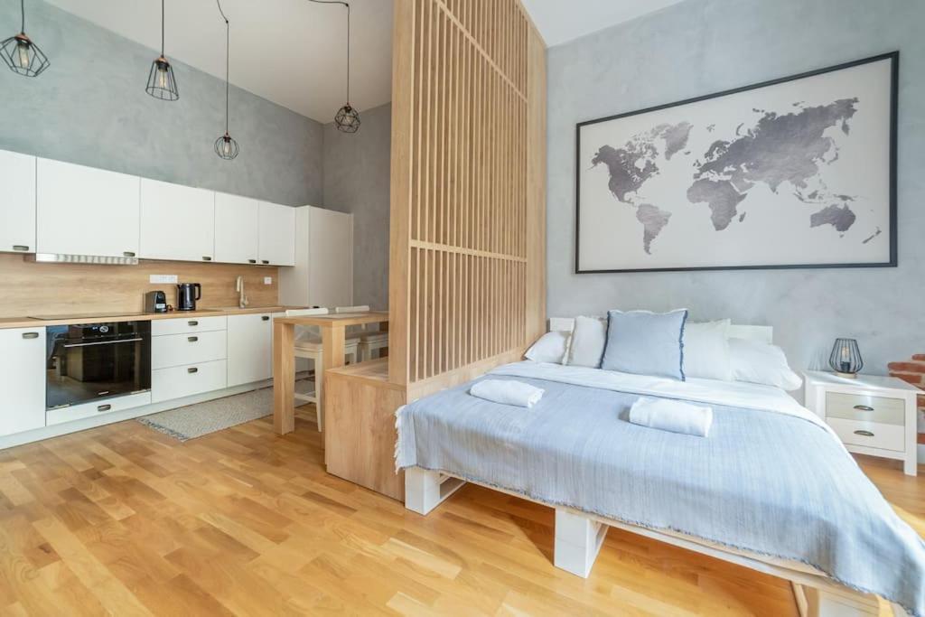 Chic Brick In Historic City By Rentez Apartment