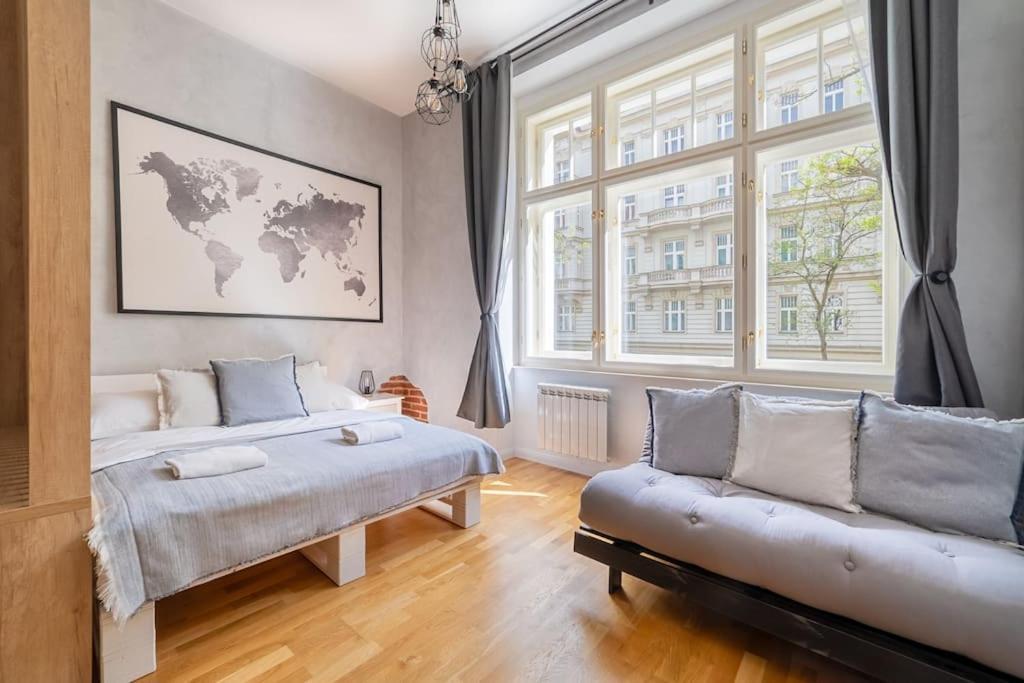 Chic Brick In Historic City By Rentez Apartment