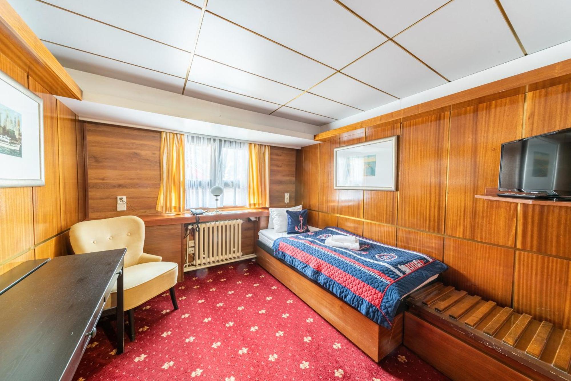 Albatros Botel 3*