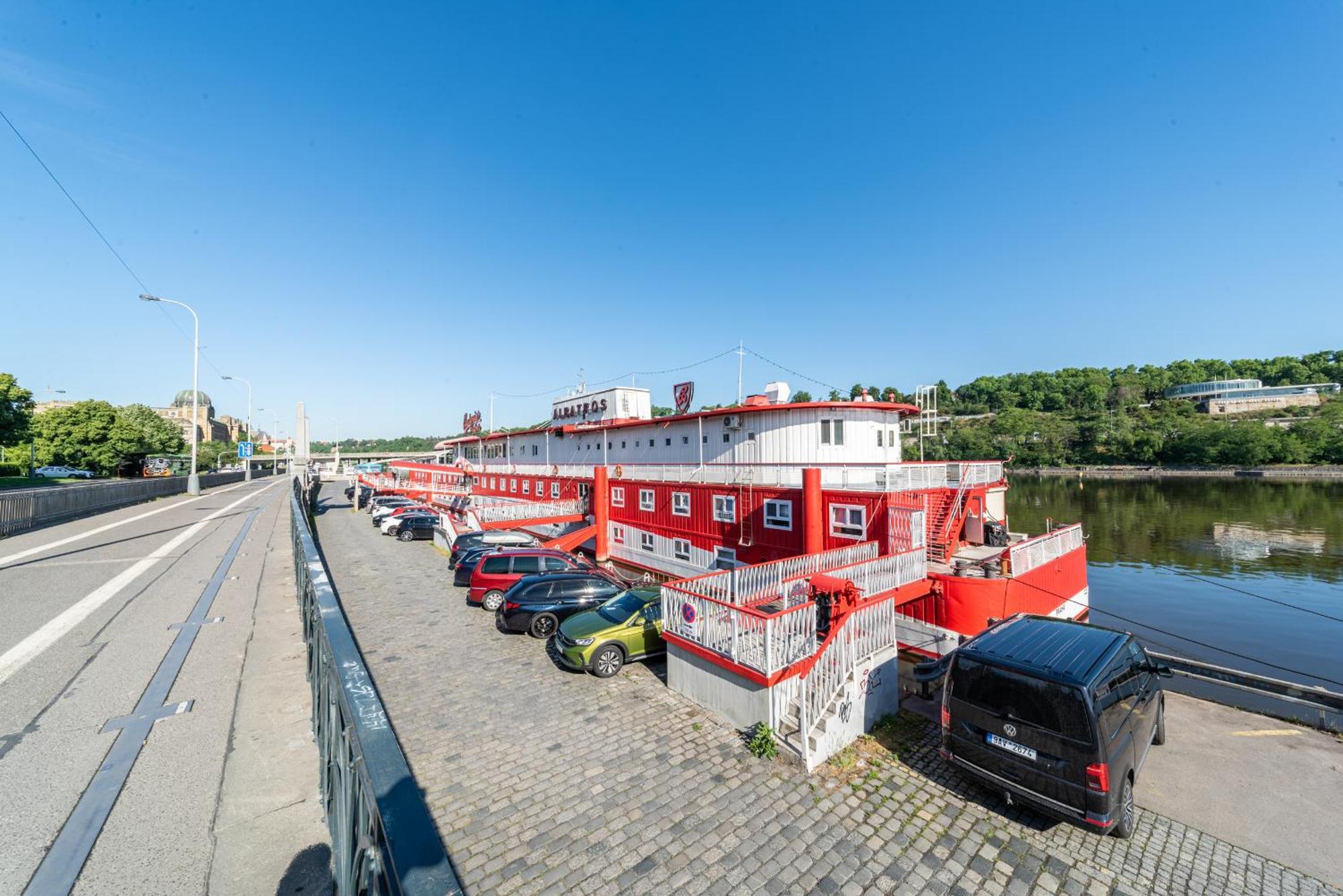 Albatros Botel
