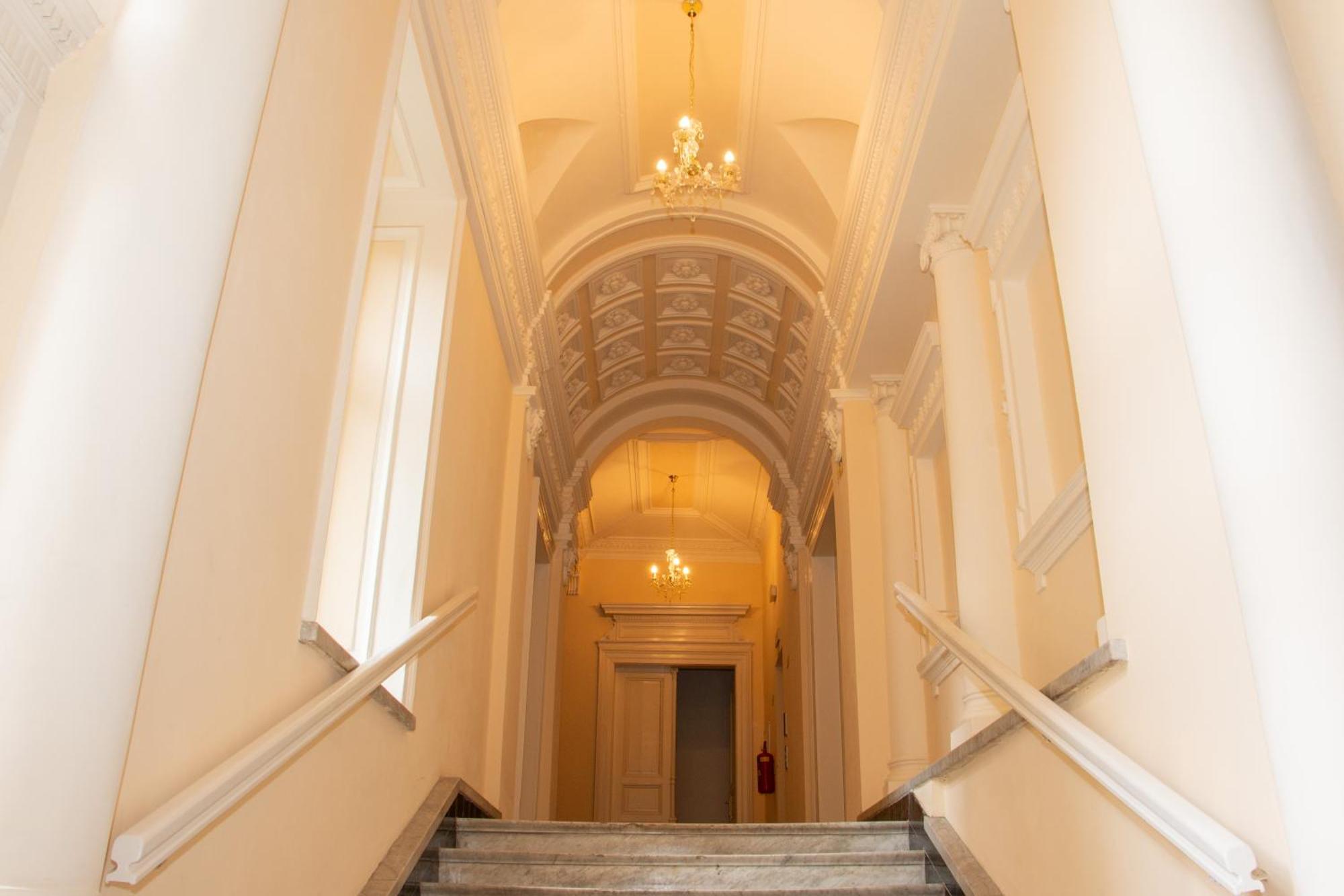 Washingtonova Cr Apartment *