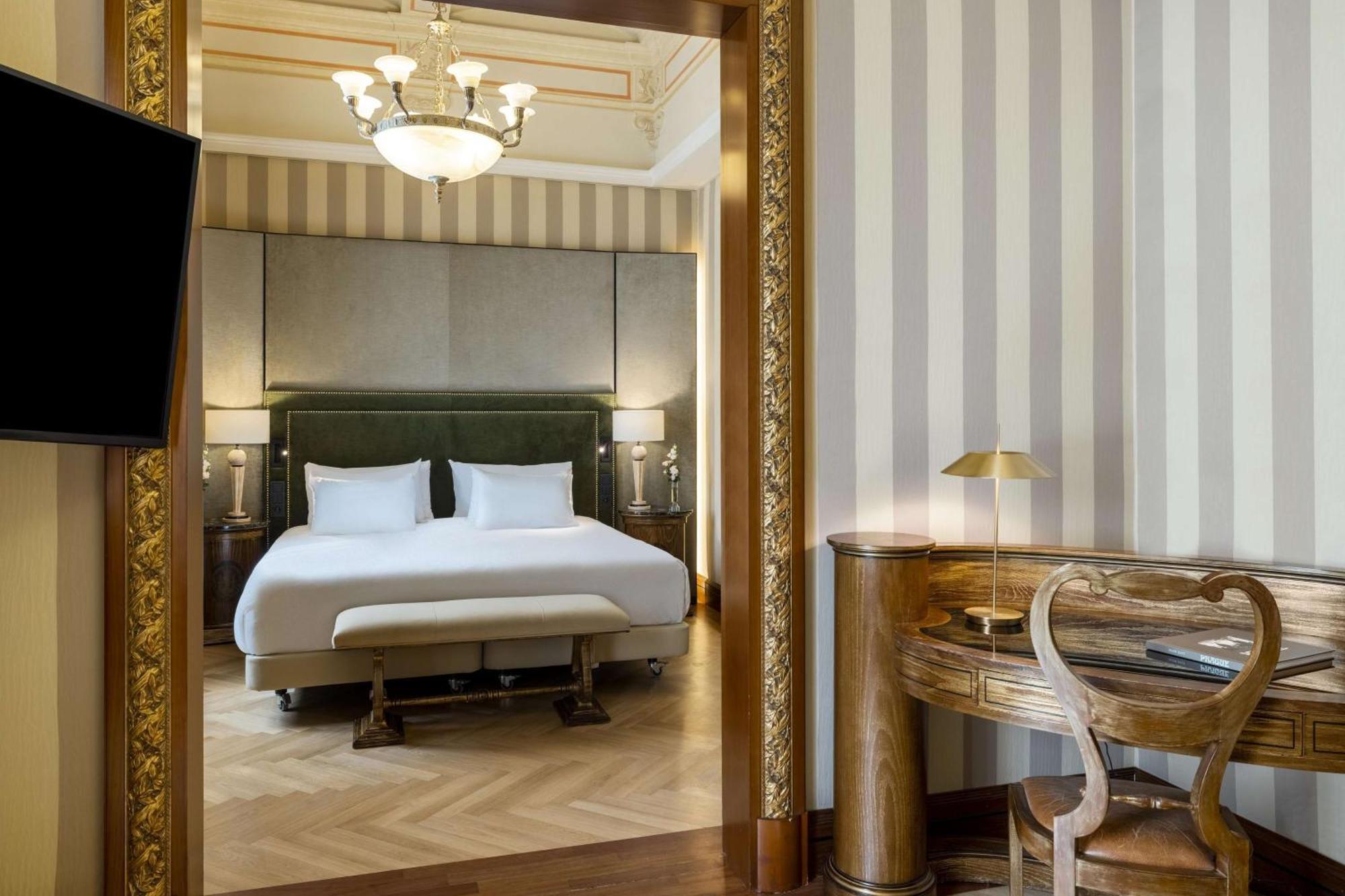 Nh Collection Carlo Iv Hotel 5*