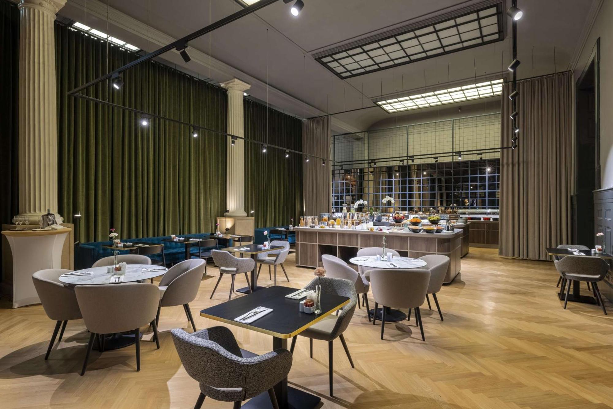 Hotel Nh Collection Carlo Iv 5*