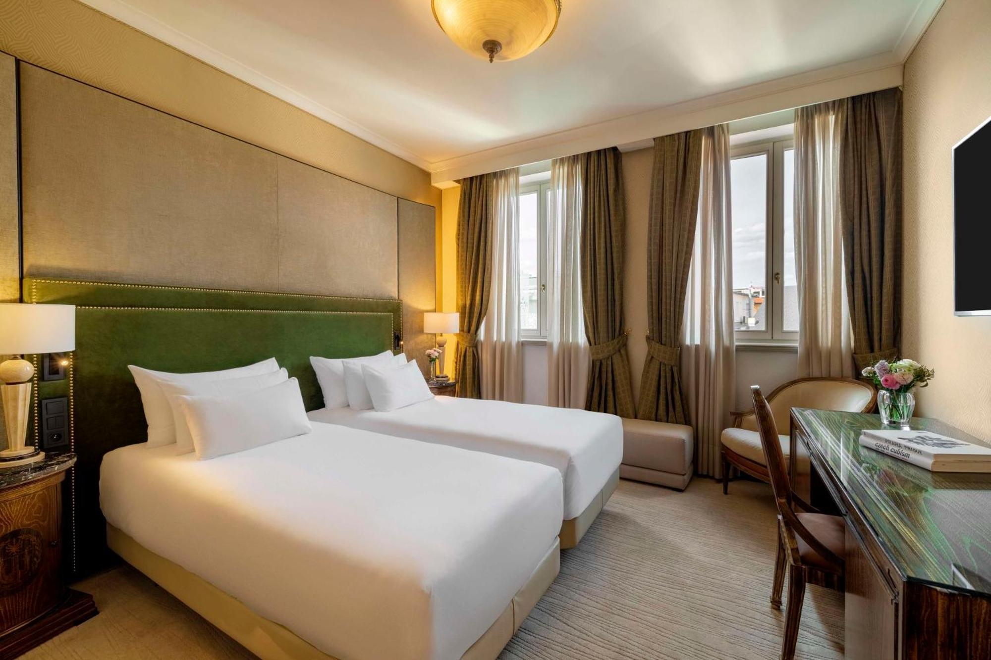 Hotel Nh Collection Carlo Iv 5*