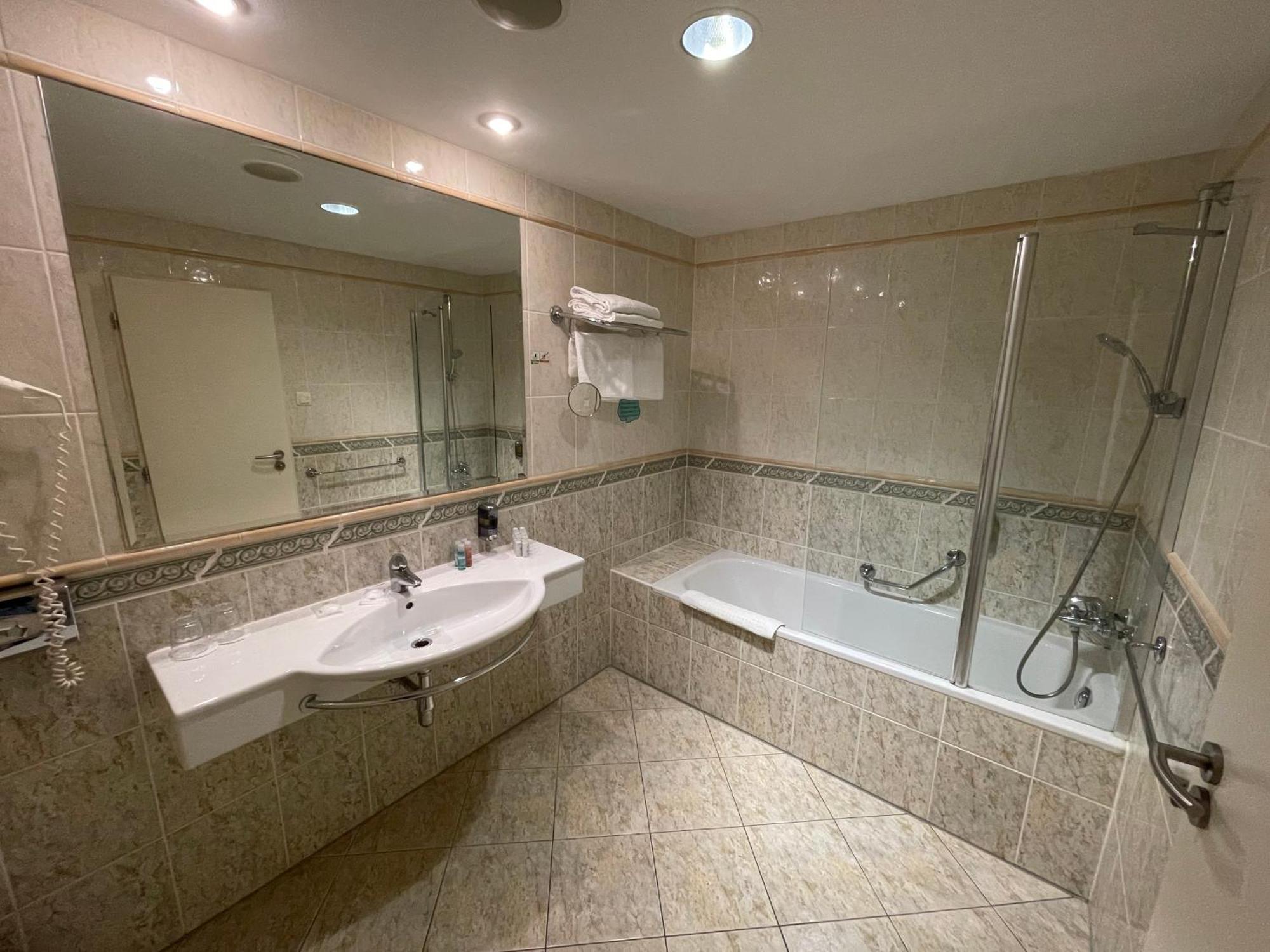 Ramada Centre Hotel 4*