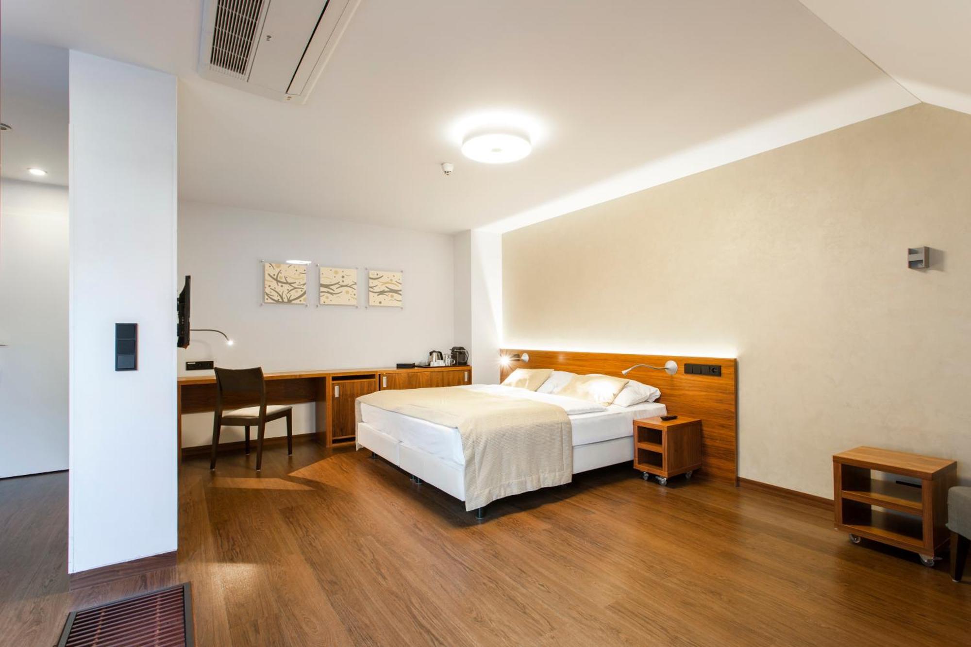 Carol Otel Prag
