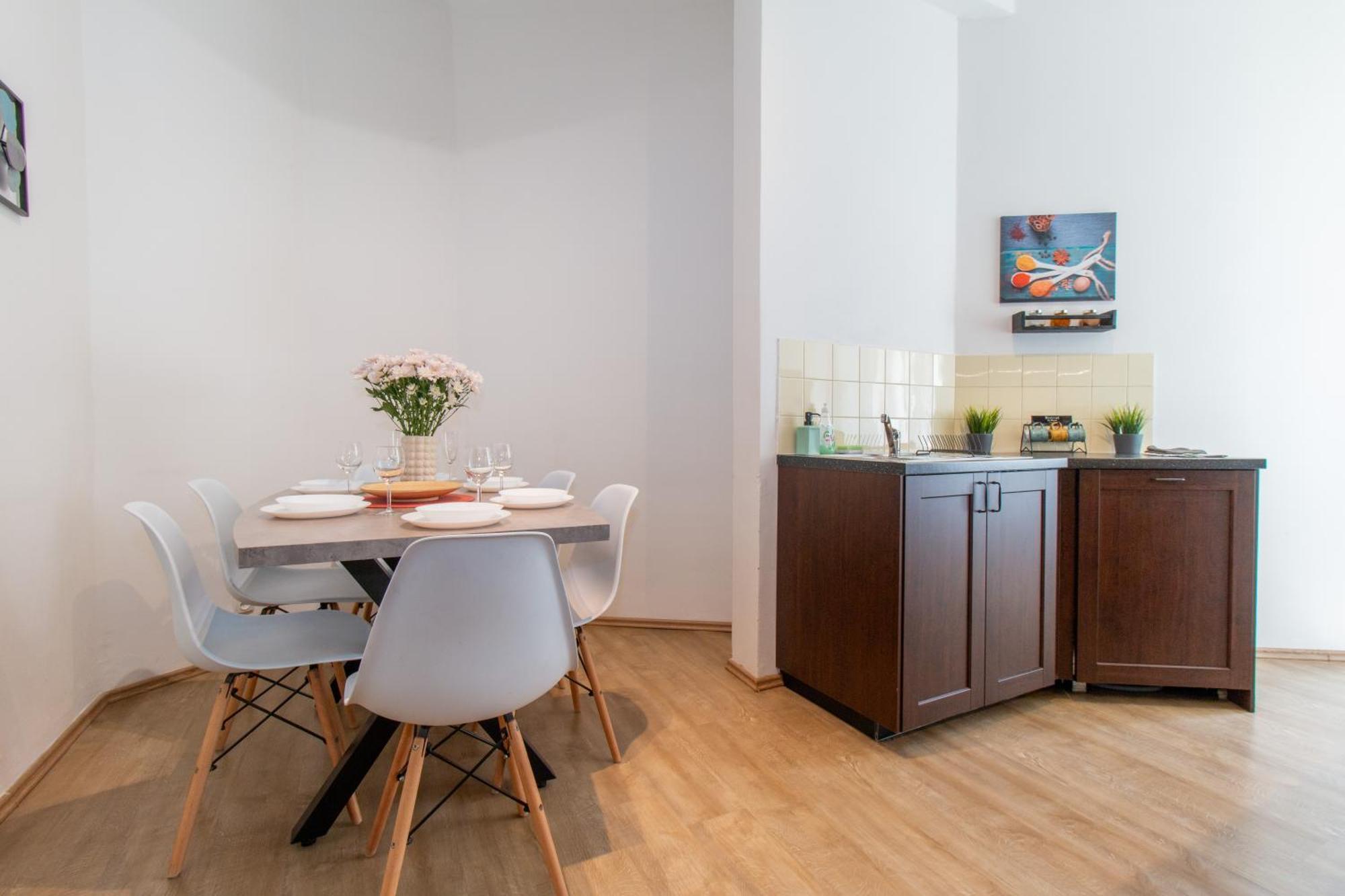 Riverside Cr Apartment *