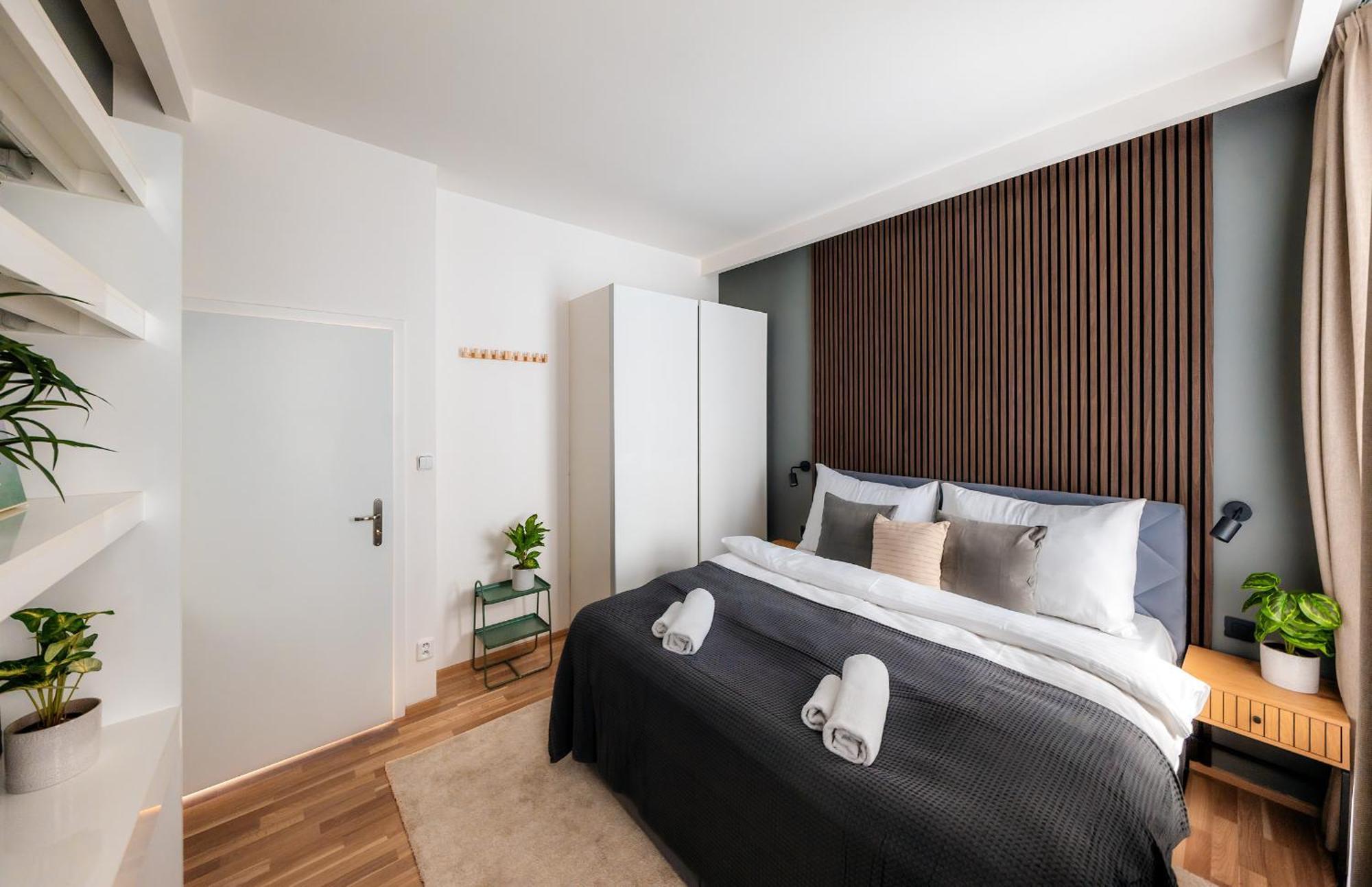 4br+2bath Old Town Family Oasis Luxury Apartment *