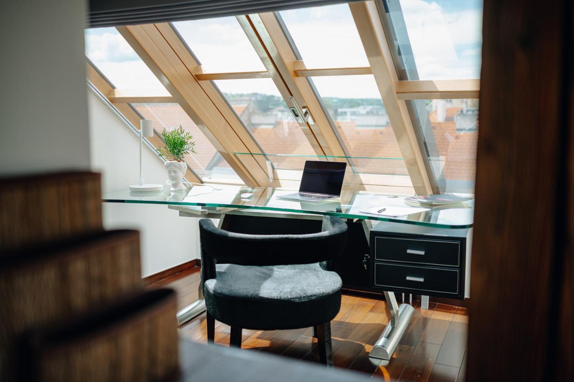 View Luxury With Foosball & Xbox - In Centre Apartment Prag