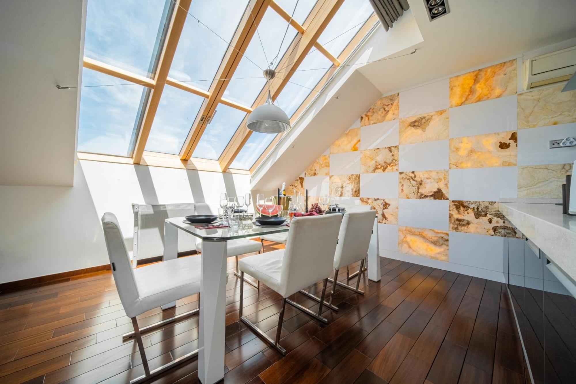 View Luxury With Foosball & Xbox - In Centre Apartment
