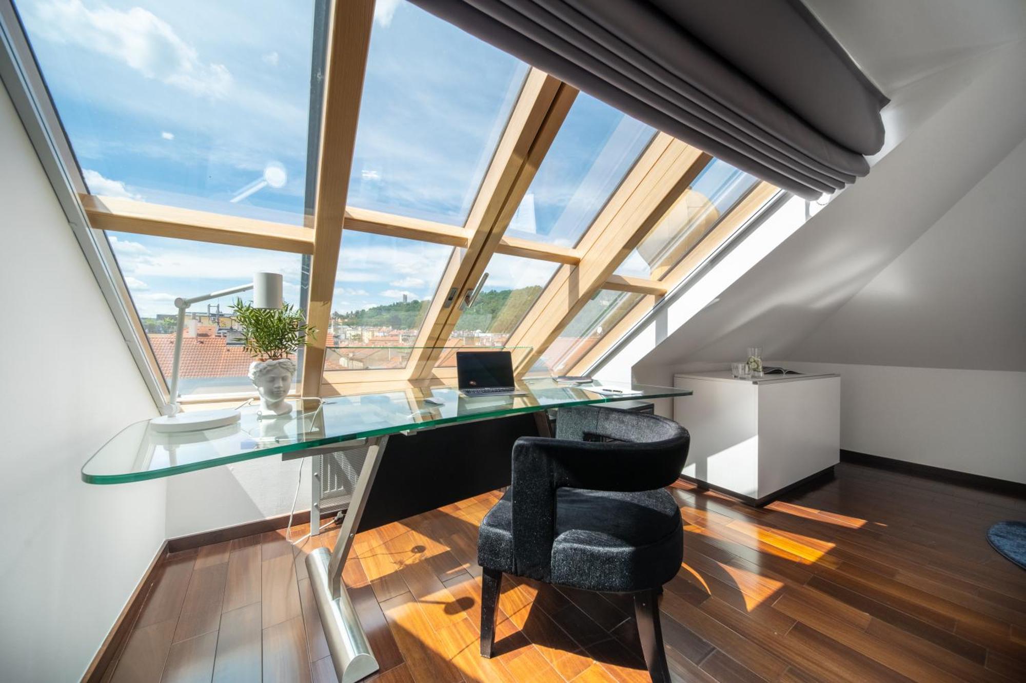 View Luxury With Foosball & Xbox - In Centre Apartment