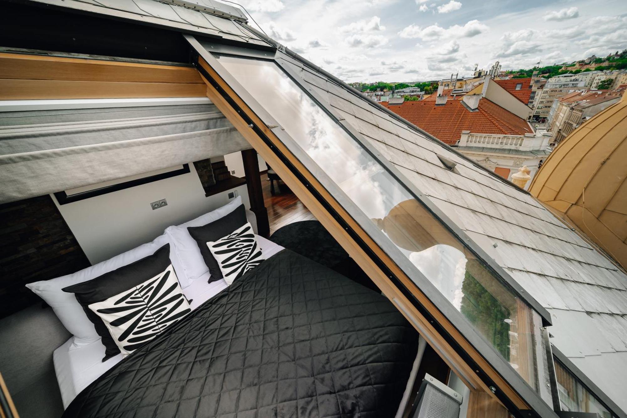 View Luxury With Foosball & Xbox - In Centre Apartment *