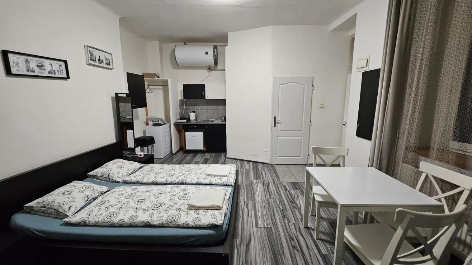 Small In Downtown For Groups Apartment *