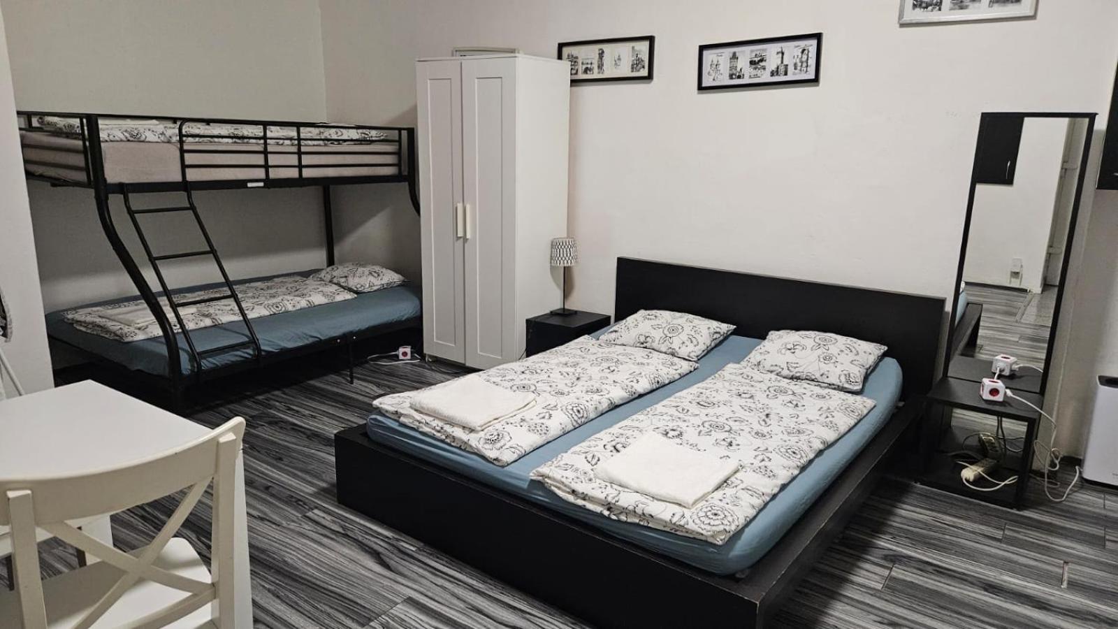 Small In Downtown For Groups Apartment Prague