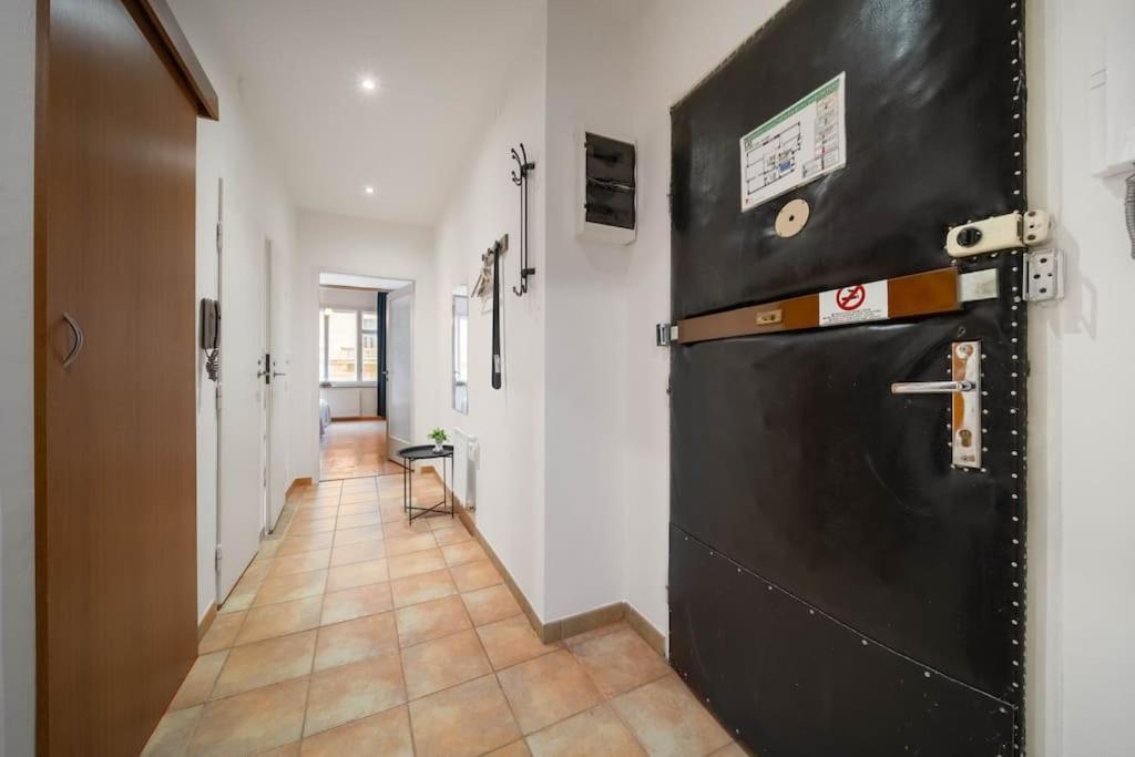 Daire Cityscape Charm Spacious 3 Bedroom Haven For 7 *