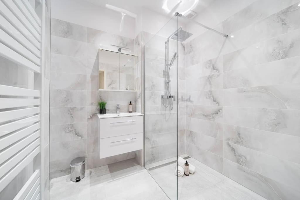 Cityscape Charm Spacious 3 Bedroom Haven For 7 * Prag