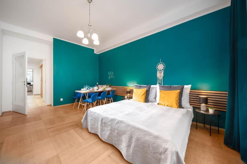 Cityscape Charm Spacious 3 Bedroom Haven For 7