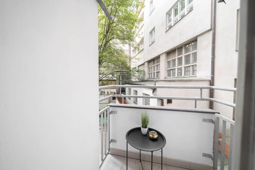 Cityscape Charm Spacious 3 Bedroom Haven For 7 Daire Prag