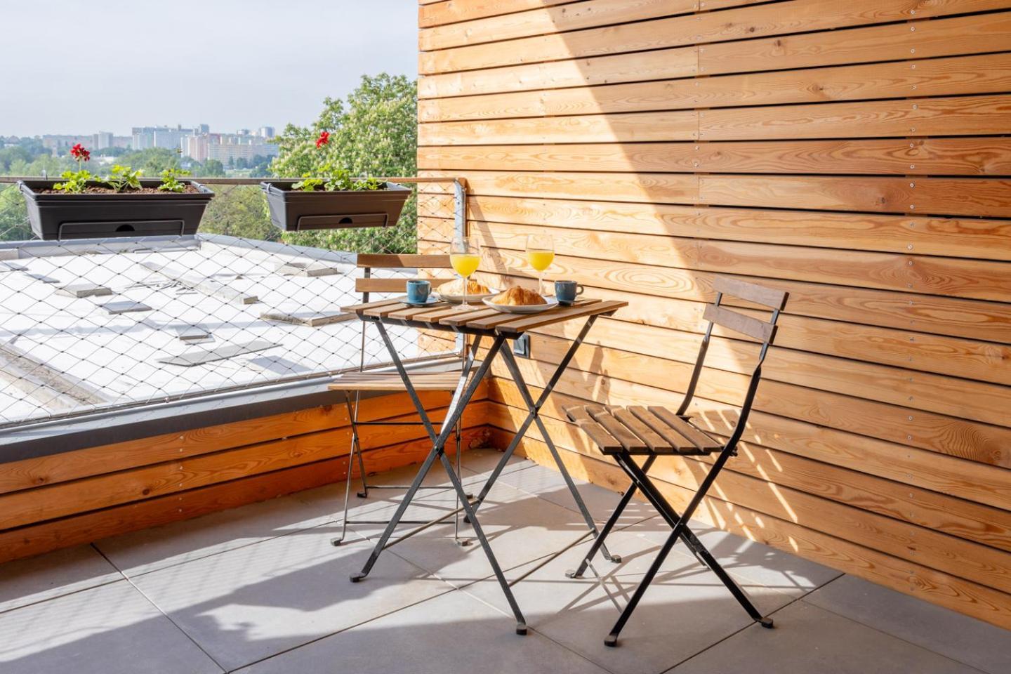 Days - Garage - Shared Terrace - Quiet Area Prague