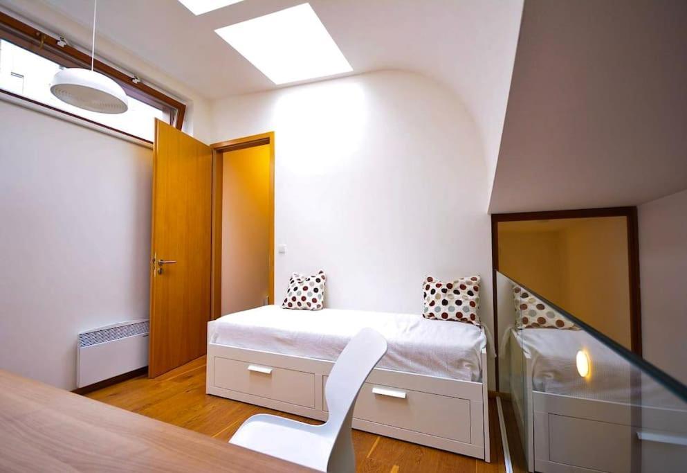 Daire Legacy Duplex In Historic District By Rentez Prag