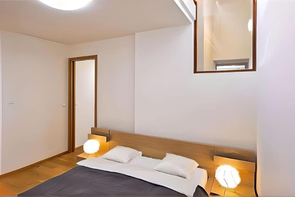 Daire Legacy Duplex In Historic District By Rentez Prag