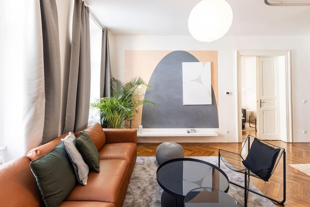 Unique Stylish - L3 Prague